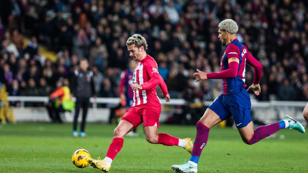 Griezmann y Araujo pelean un balón en el último Barça-Atlético