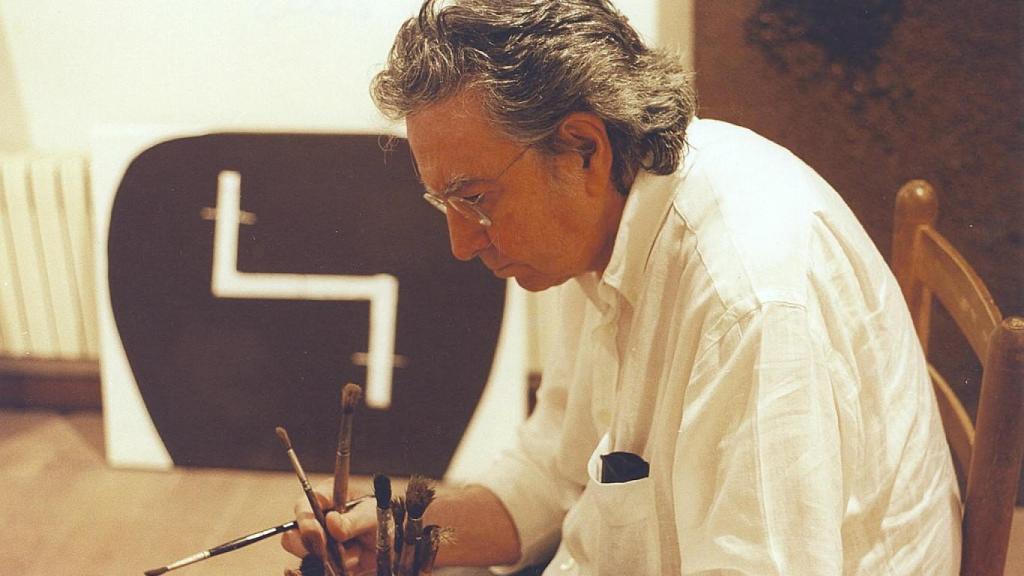Antoni Tàpies en su estudio 2003 / Foto: Teresa Tàpies Domènech/ Wikimedia Commons.