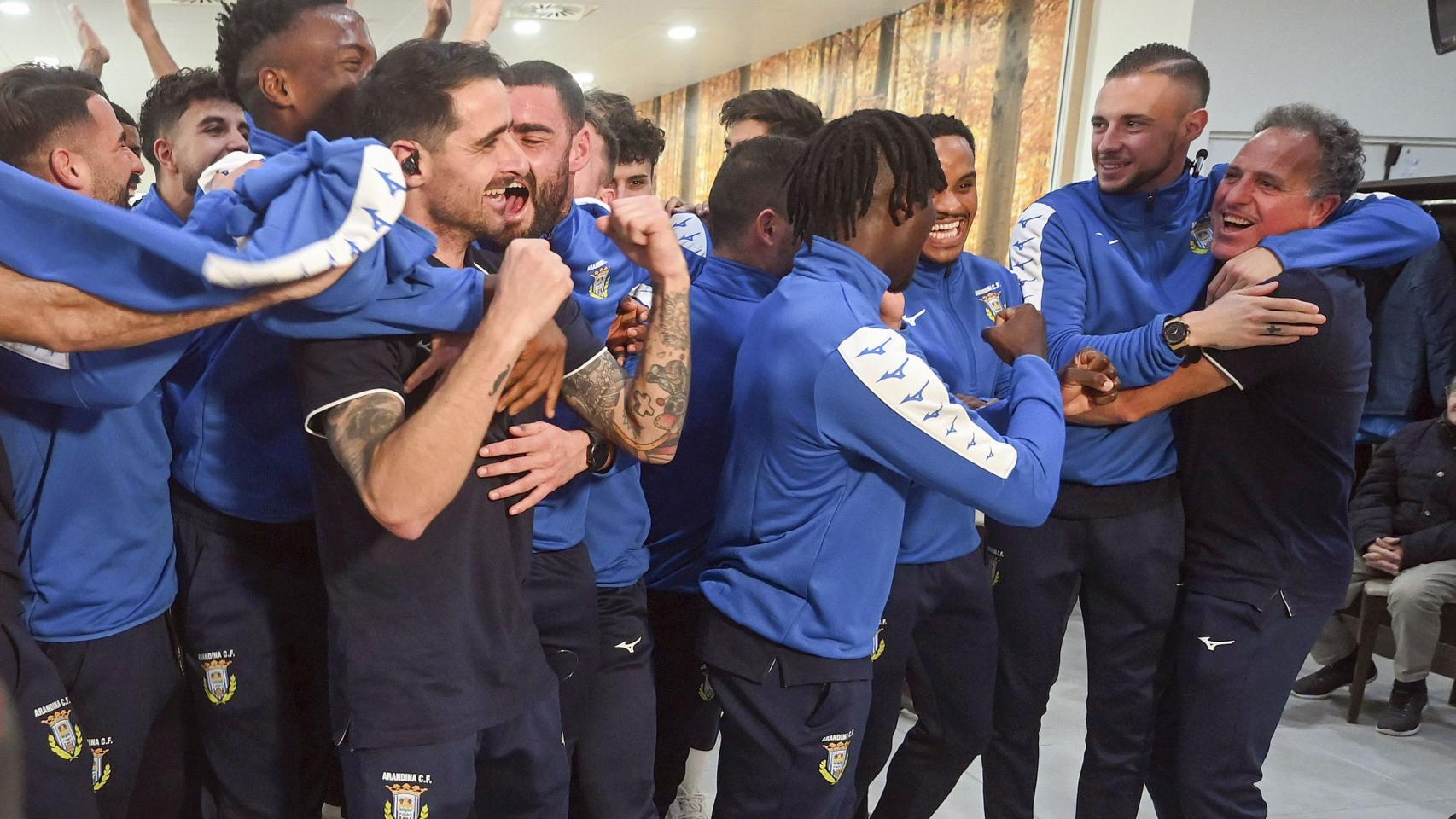 Los jugadores de la Arandina celebran el emparejamiento con el Real Madrid.