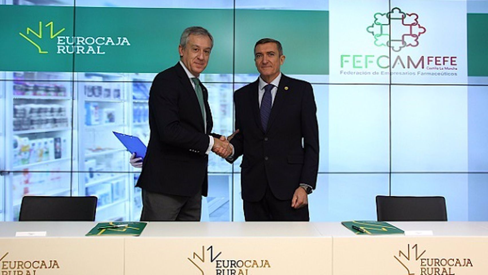 El presidente de Eurocaja Rural, Javier López Martín, y el presidente de FEFCAM, Mariano González López.