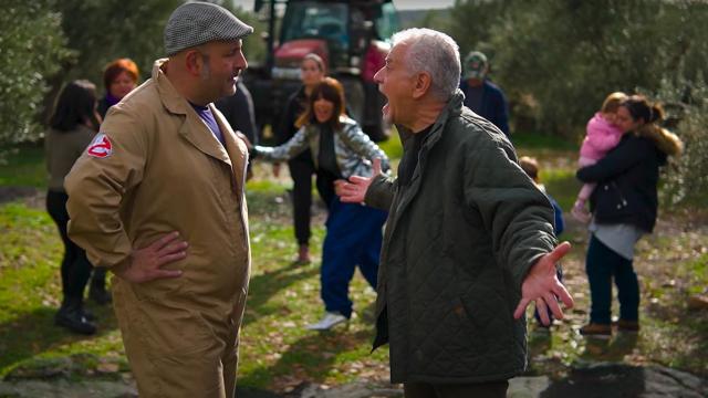 Agustín Durán ruraliza el último hit de Aitana: Venga a varear y dale de lado que caen más