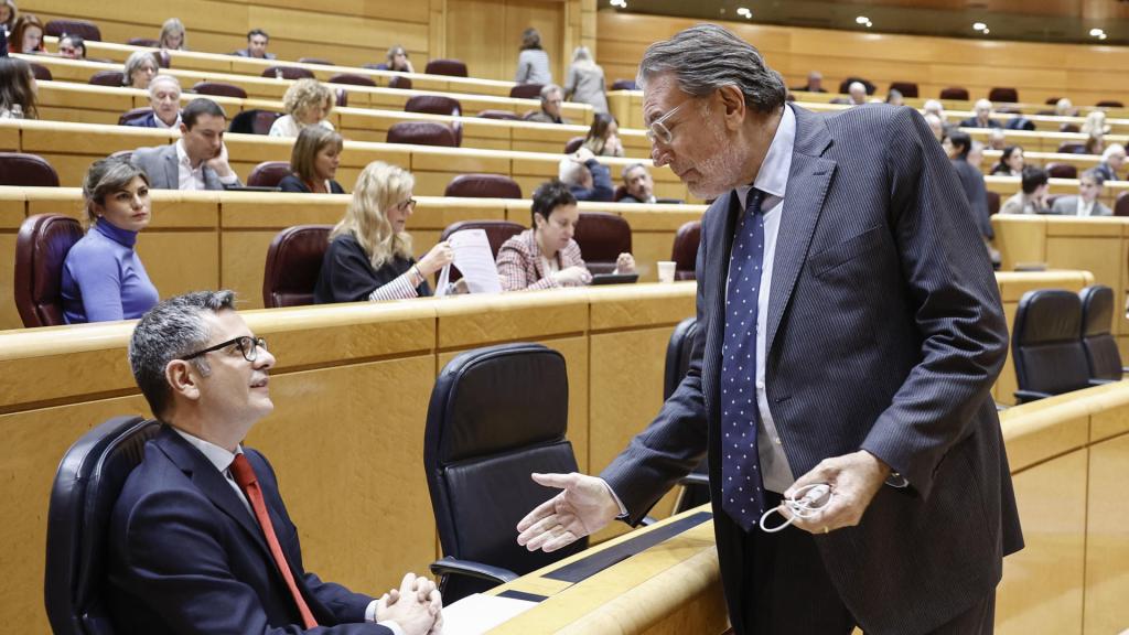 El ministro de Presidencia, Félix Bolaños, conversa con el senador de Junts Josep Lluis Cleries, este martes en la Cámara Alta.
