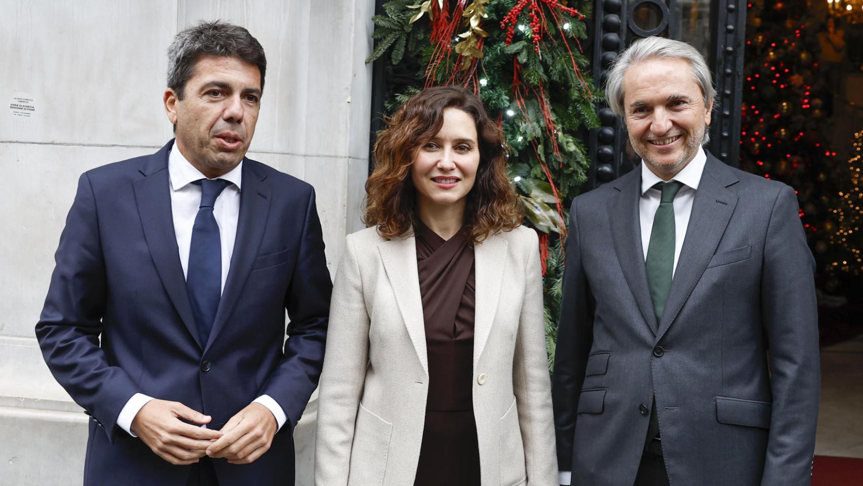La presidenta madrileña, Isabel Díaz Ayuso, el presidente valenciano, Carlos Mazón, y el presidente de la Fundación Conexus, Manuel Broseta, antes de la II Cumbre Empresarial