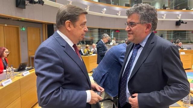 El ministro de de Agricultura, Pesca y Alimentación del Gobierno de España, Luis Planas, y el conseller de Agricultura, Pesca y Medio Natural del Govern balear, Joan Simonet, en el Consejo Europeo de Ministros de Agricultura.