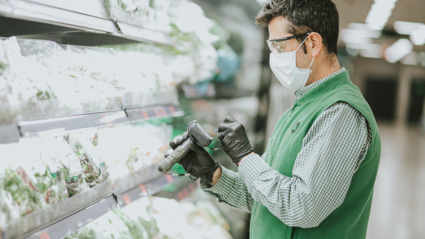 Un trabajador de Mercadona realizando labores de control de productos