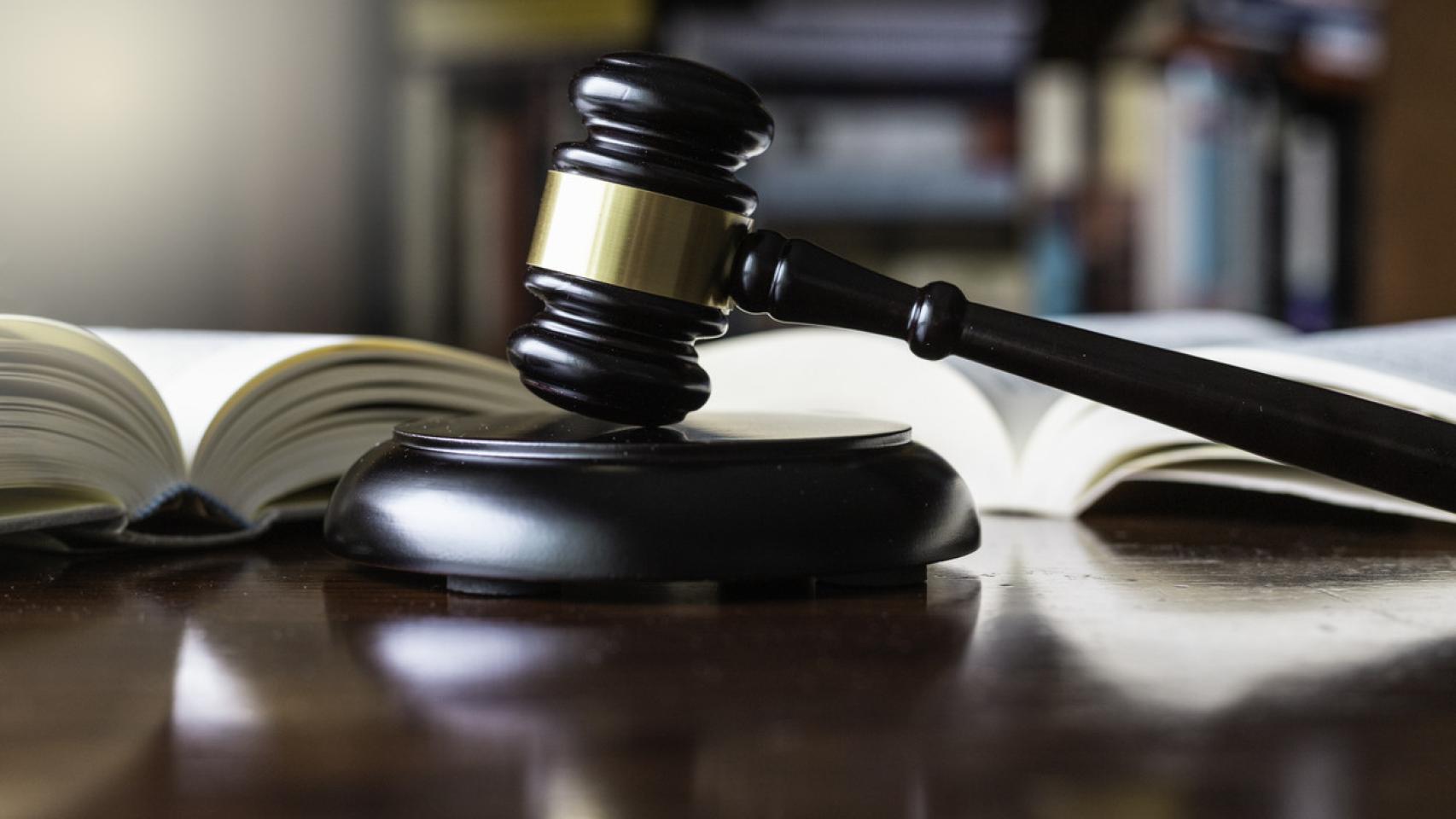 Condenan a una mujer que encontró un décimo agraciado con el Gordo a devolver el dinero a su dueña legal.
