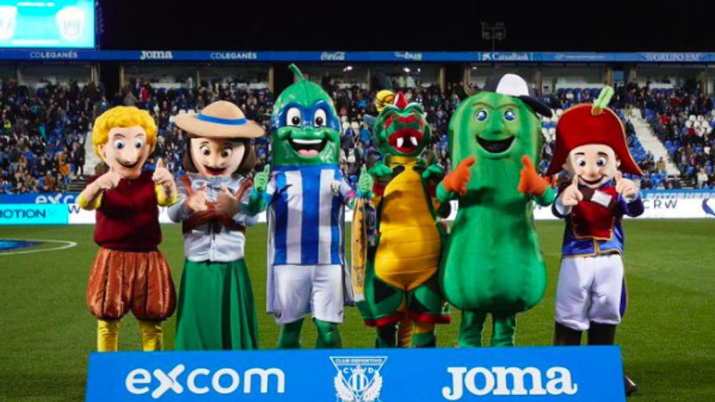 Los cinco Legamigos junto a Superpepino, mascota del Club Deportivo Leganés.