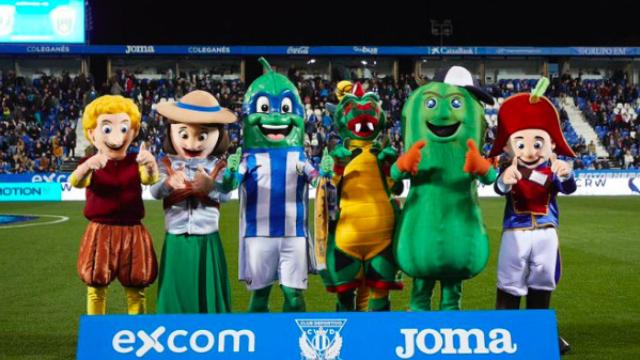 Los cinco Legamigos junto a Superpepino, mascota del Club Deportivo Leganés.