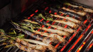 Calçots a la parrilla.