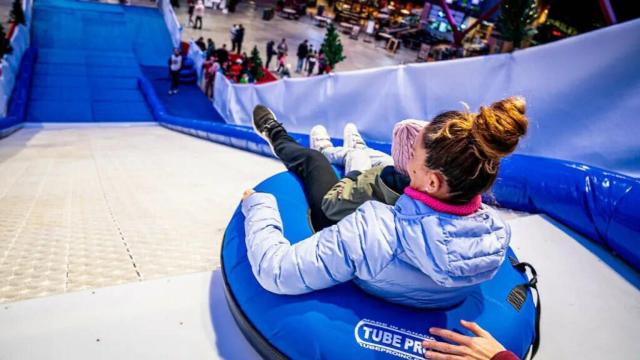 Este es el tobogán navideño más divertido de Madrid: tiene 28 metros de largo y 6 metros de altura.