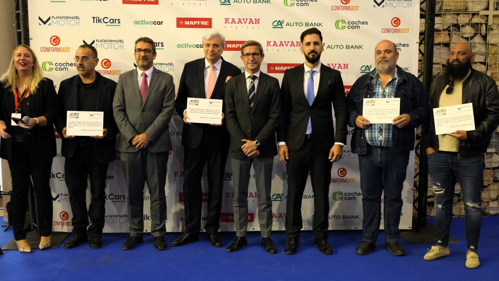 Entrega de los cheques a las asociaciones benéficas