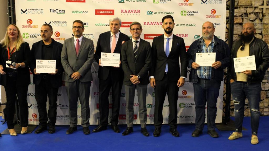 Entrega de los cheques a las asociaciones benéficas