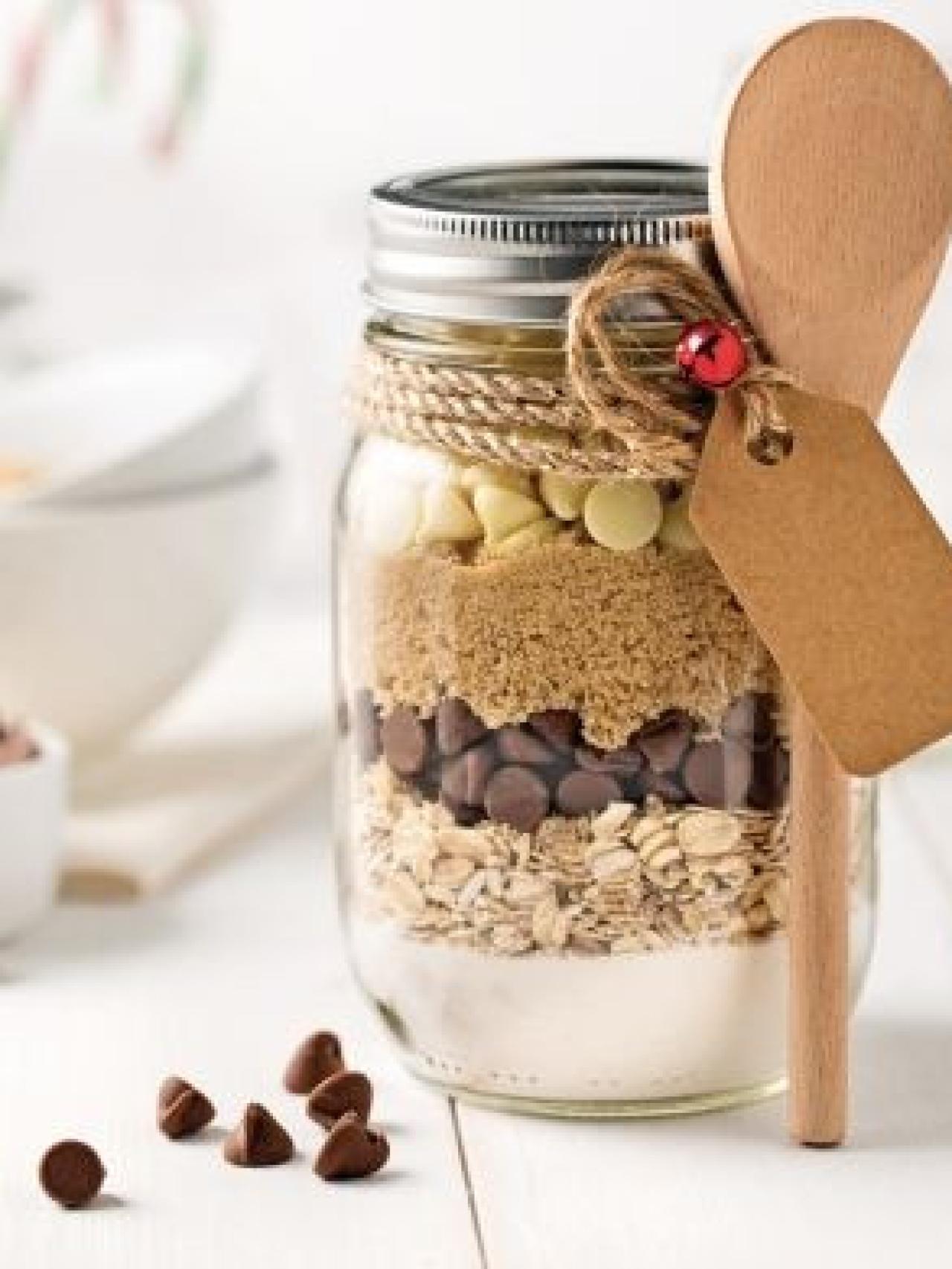 Tarro con preparación de galletas para Navidad.