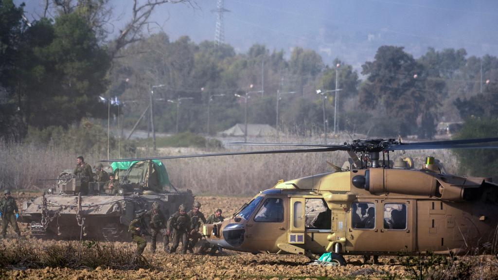 Soldados israelíes evacúan a un herido en un helicóptero militar cerca de la frontera con Gaza.