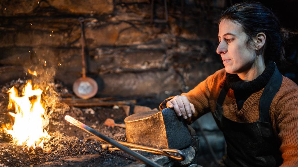 Paz Prieto y el equipo de herreros del mazo de Mazonovo ganaron en 2020 el Premio Nacional de Artesanía.