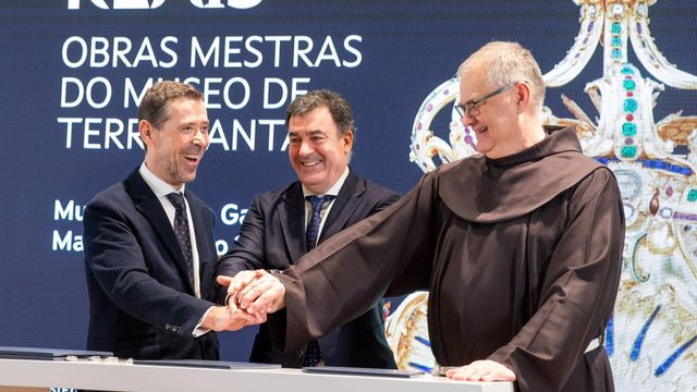 El conselleiro de Cultura,Román Rodríguez, firma el convenio con el director de la Fundación Calouste Gulbenkian, António Filipe Pimentel