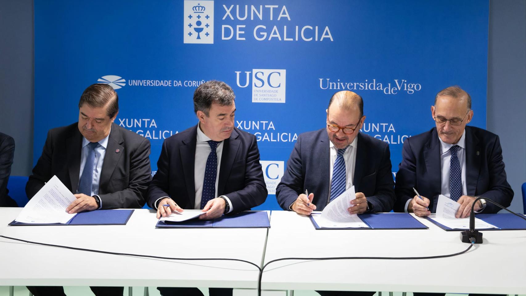 Firma del convenio con el conselleiro de Cultura, Educación, FP y Universidades, Román Rodríguez.