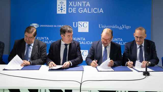Firma del convenio con el conselleiro de Cultura, Educación, FP y Universidades, Román Rodríguez.