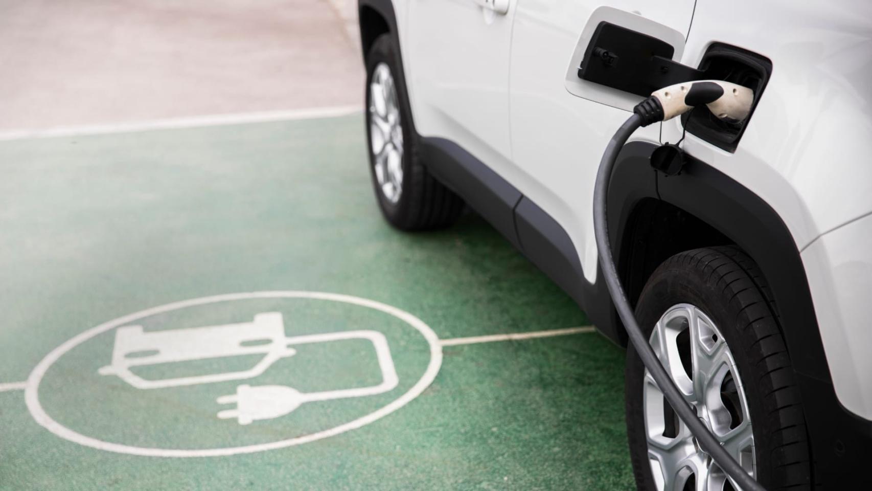 Punto de carga de un vehículo eléctrico.
