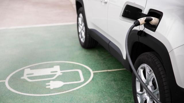 Punto de carga de un vehículo eléctrico.
