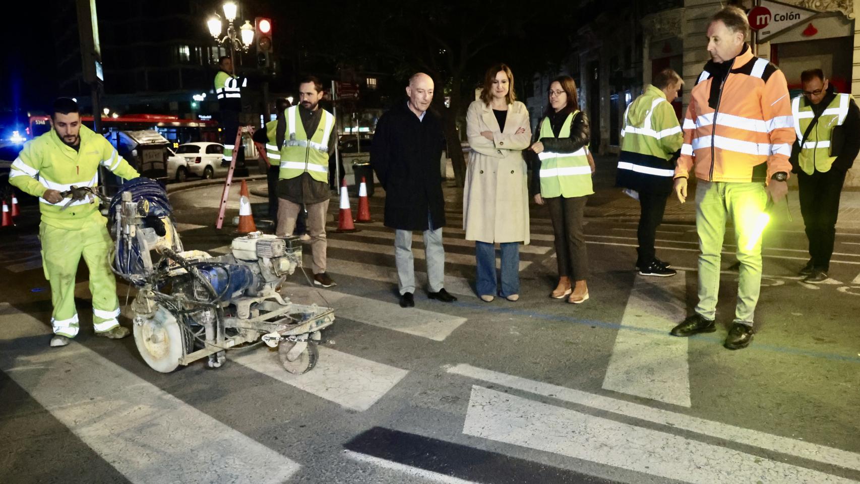 La alcaldesa de Valencia, María José Catalá, en los trabajos de adecuación de la calle Colón. EE