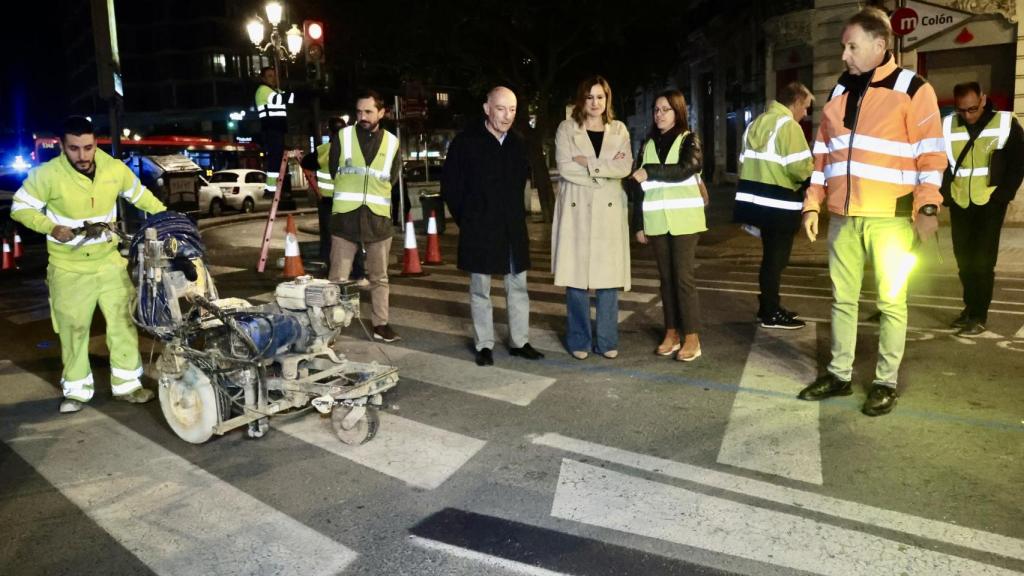 La alcaldesa de Valencia, María José Catalá, en los trabajos de adecuación de la calle Colón. EE