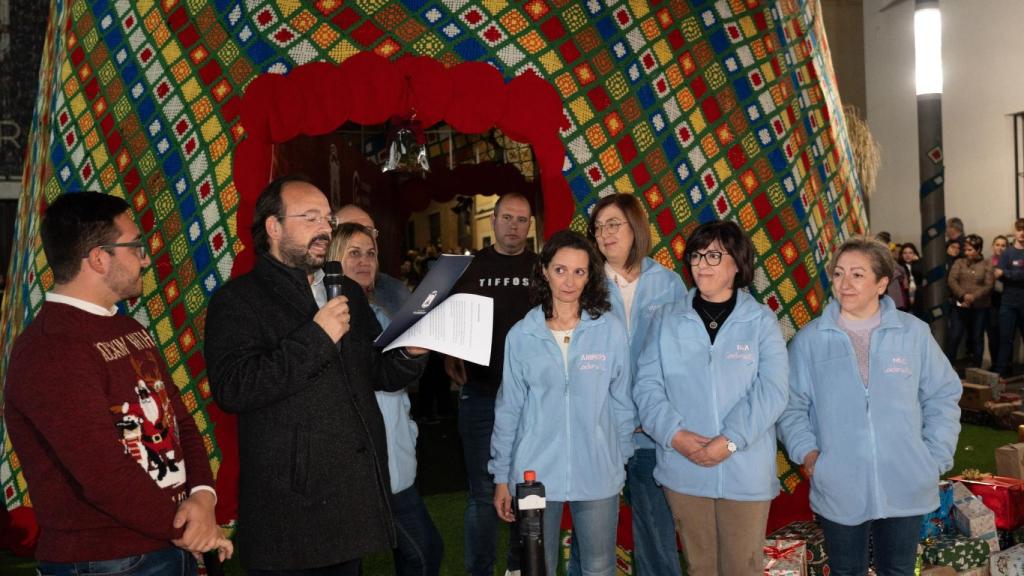Los vecinos y el concejal de Comunicación, Xavier Jorge, de Vilamarxant en el encendido del árbol de ganchillo. EE