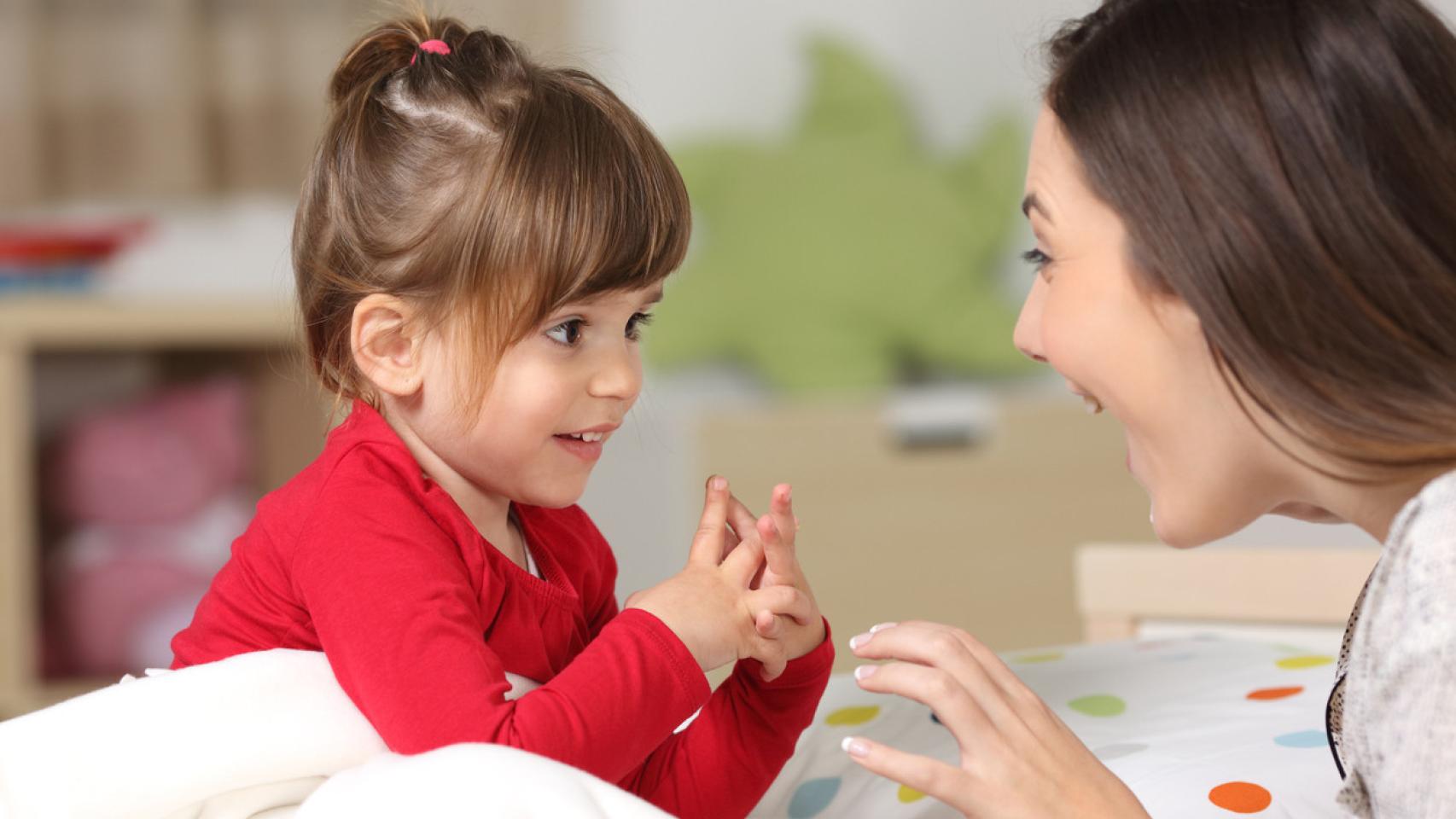 Madre e hija jugando.