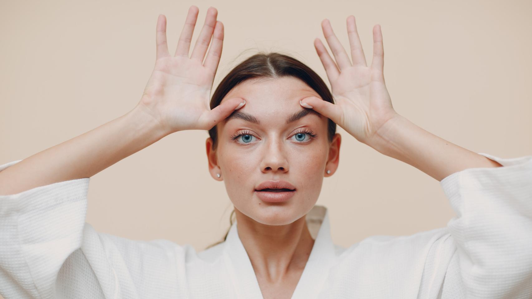 Mujer moviendo las cejas