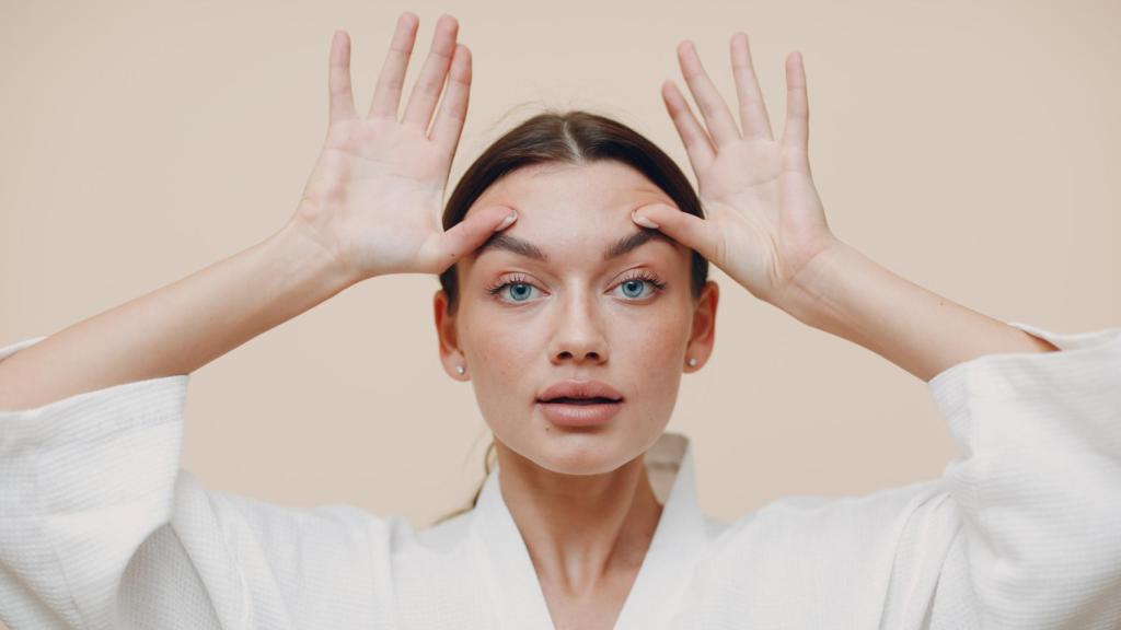 Mujer moviendo las cejas