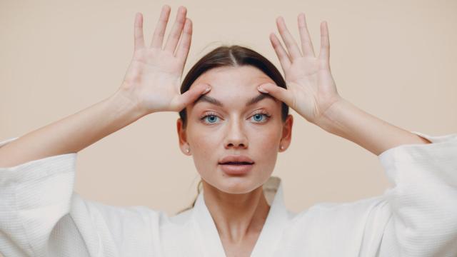 Mujer moviendo las cejas
