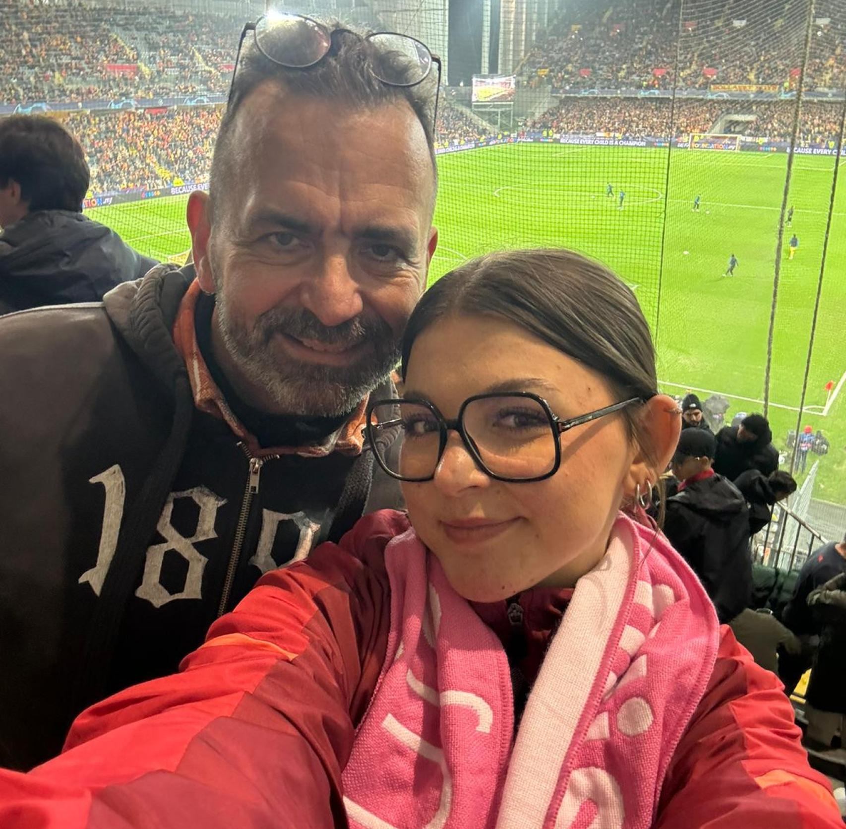 Otros dos aficionados del Sevilla, en las gradas del estadio del Lens.
