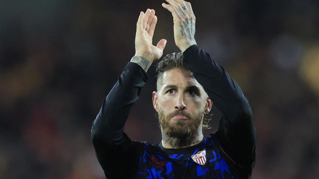 Sergio Ramos aplaude a los aficionados sevillistas desplazados.