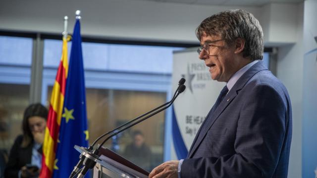 Imagen de archivo. El expresidente de la Generalitat y eurodiputado de Junts, Carles Puigdemont, comparece en una rueda de prensa para explicar los detalles del acuerdo de investidura con el PSOE, en el Parlamento Europeo.