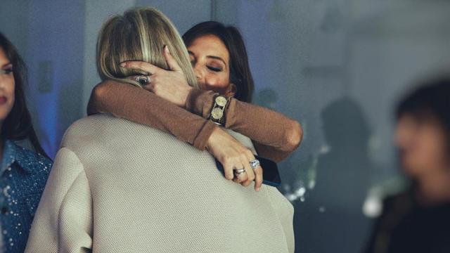 Sara Carbonero abraza a Bibiana Fernández a su llegada a la cena (Instagram).