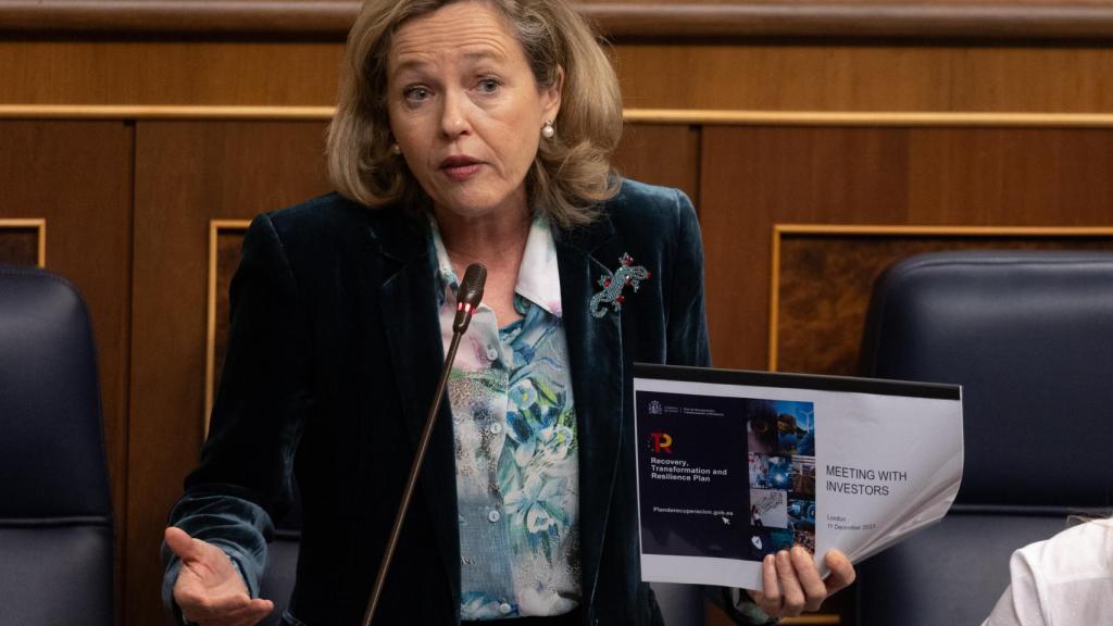 La vicepresidenta primera y ministra de Economía, Nadia Calviño, interviene durante una sesión de control.