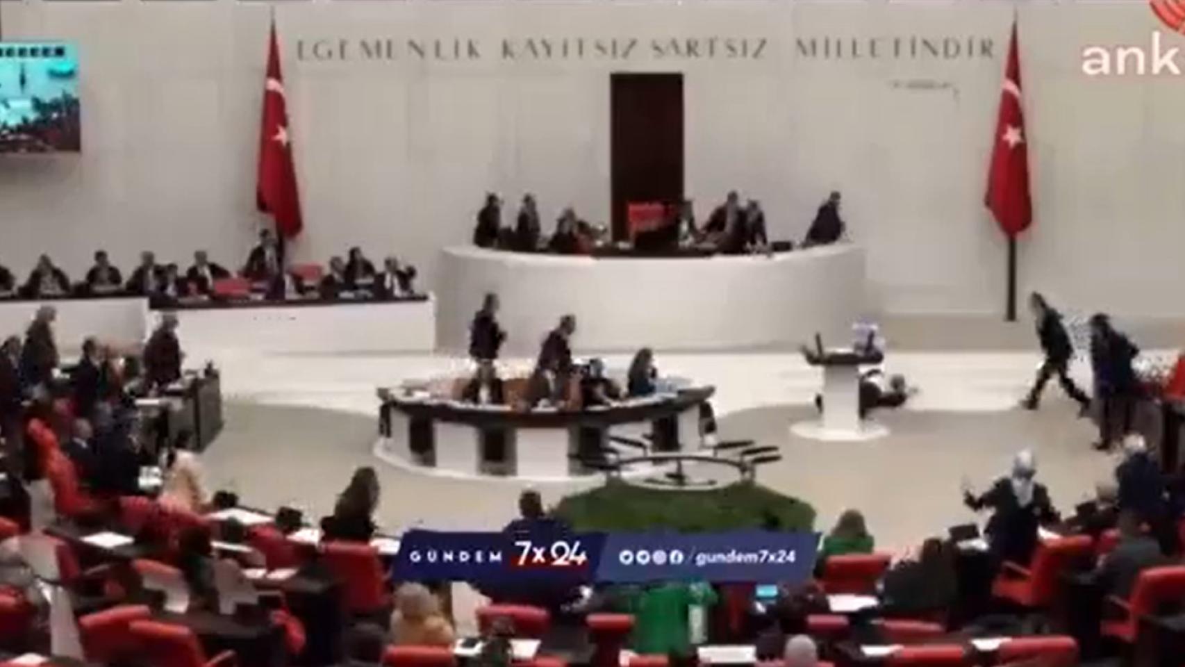 Momento en el que el resto de diputados acuden en socorro de Hasan Bitmez.