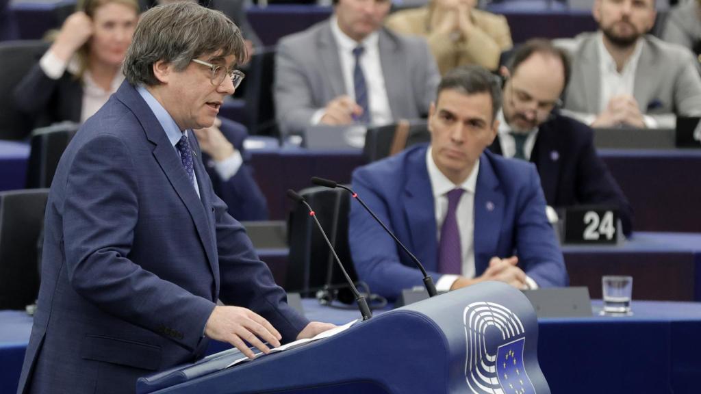 El expresidente de la Generalitat, Carles Puigdemont, y de fondo Pedro Sánchez este miércoles en Estrasburgo.