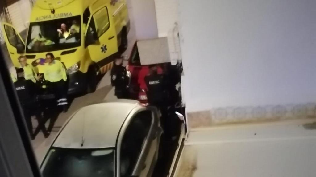 Efectivos de la Policía Nacional y personal sanitario, este martes por la noche, en la calle Lope de Vega de Cartagena donde  un perro atacó a una familia.