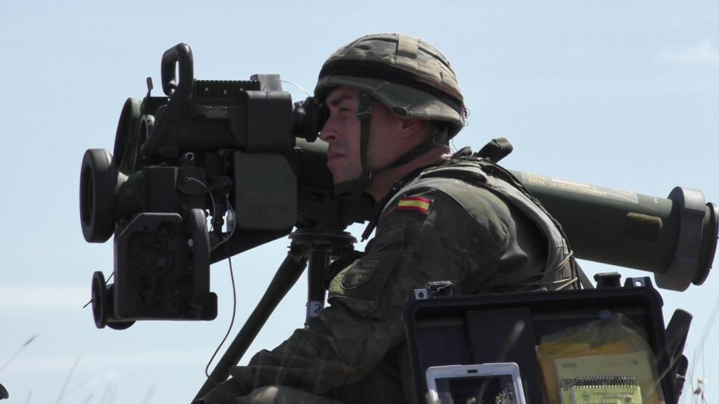 Militar de la BRIPAC apuntando con el misil antitanque Spike.