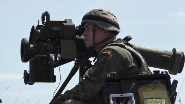 Militar de la BRIPAC apuntando con el misil antitanque Spike.