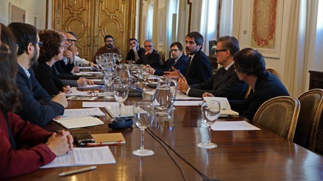 El ministro de Cultura, Ernest Urtasun, se ha reunido en la sede del Ministerio con prestadores de servicios, televisiones, plataformas y creadores del sector audiovisual.