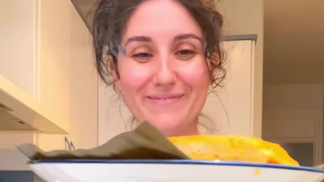 Alejandra Morrison muestra una hallaca recién hecha por ella en uno de sus vídeos.