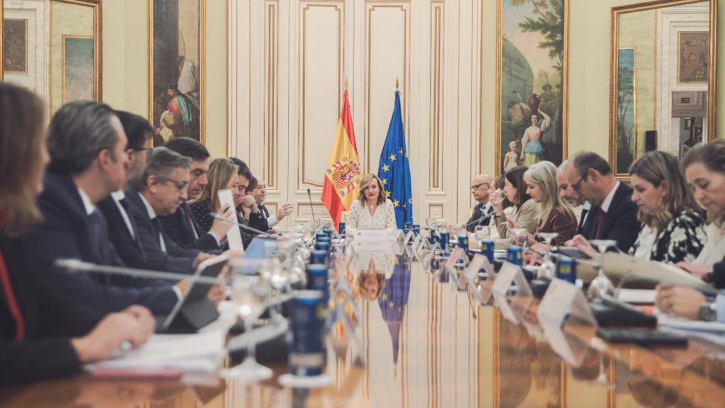 La ministra Pilar Alegría durante la reunión con el sector educativo.