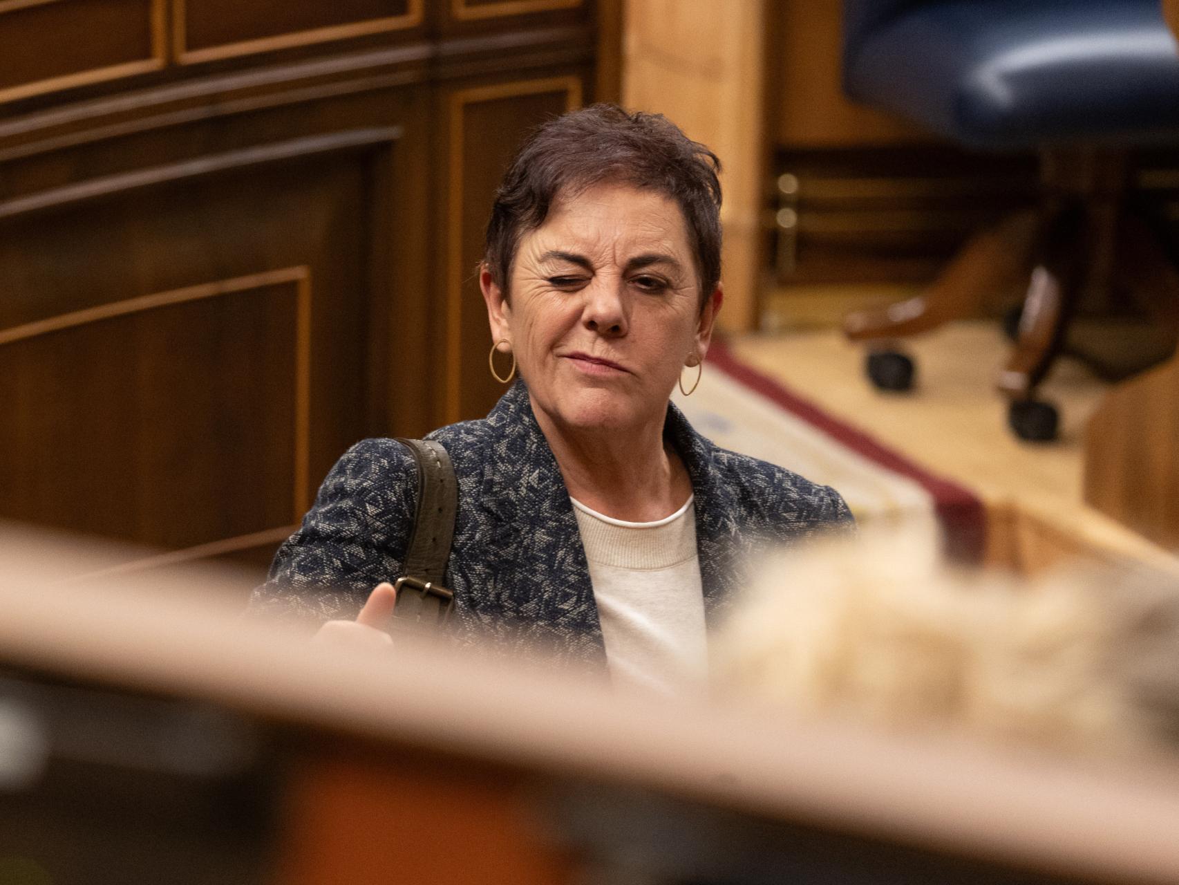 La portavoz de Bildu, Mertxe Aizpurúa, hace un guiño de aprobación en el Congreso.