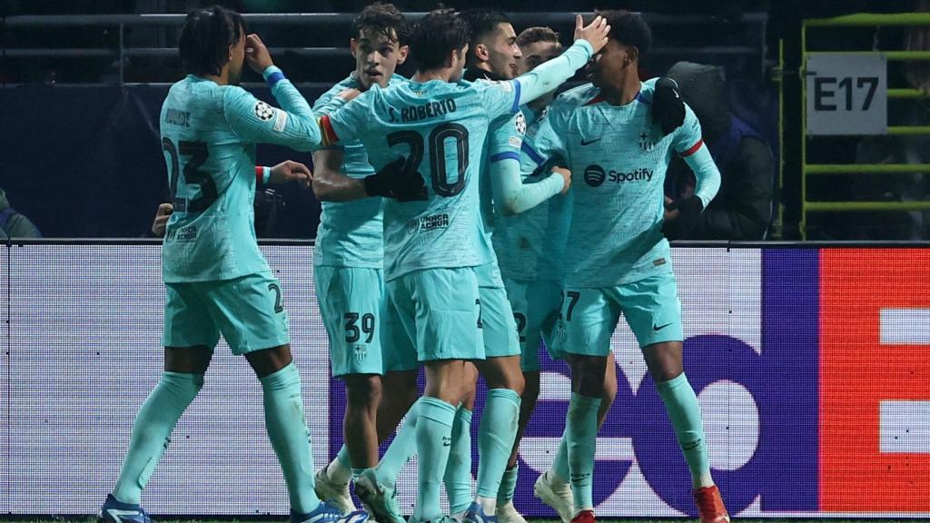 Ferran Torres es felicitado por sus compañeros tras el gol del empate para el Barcelona.