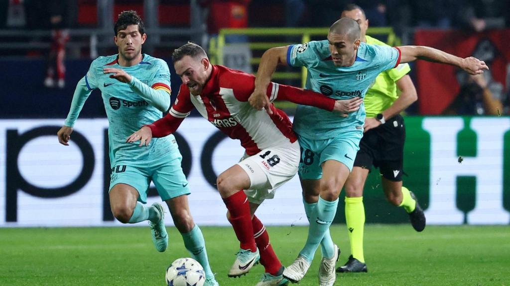 Romeu pelea por un balón en Amberes.