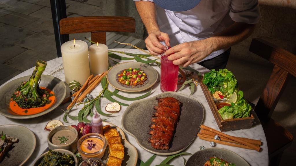 Las costillas veganas y la kombucha del restaurante, junto a más platos.