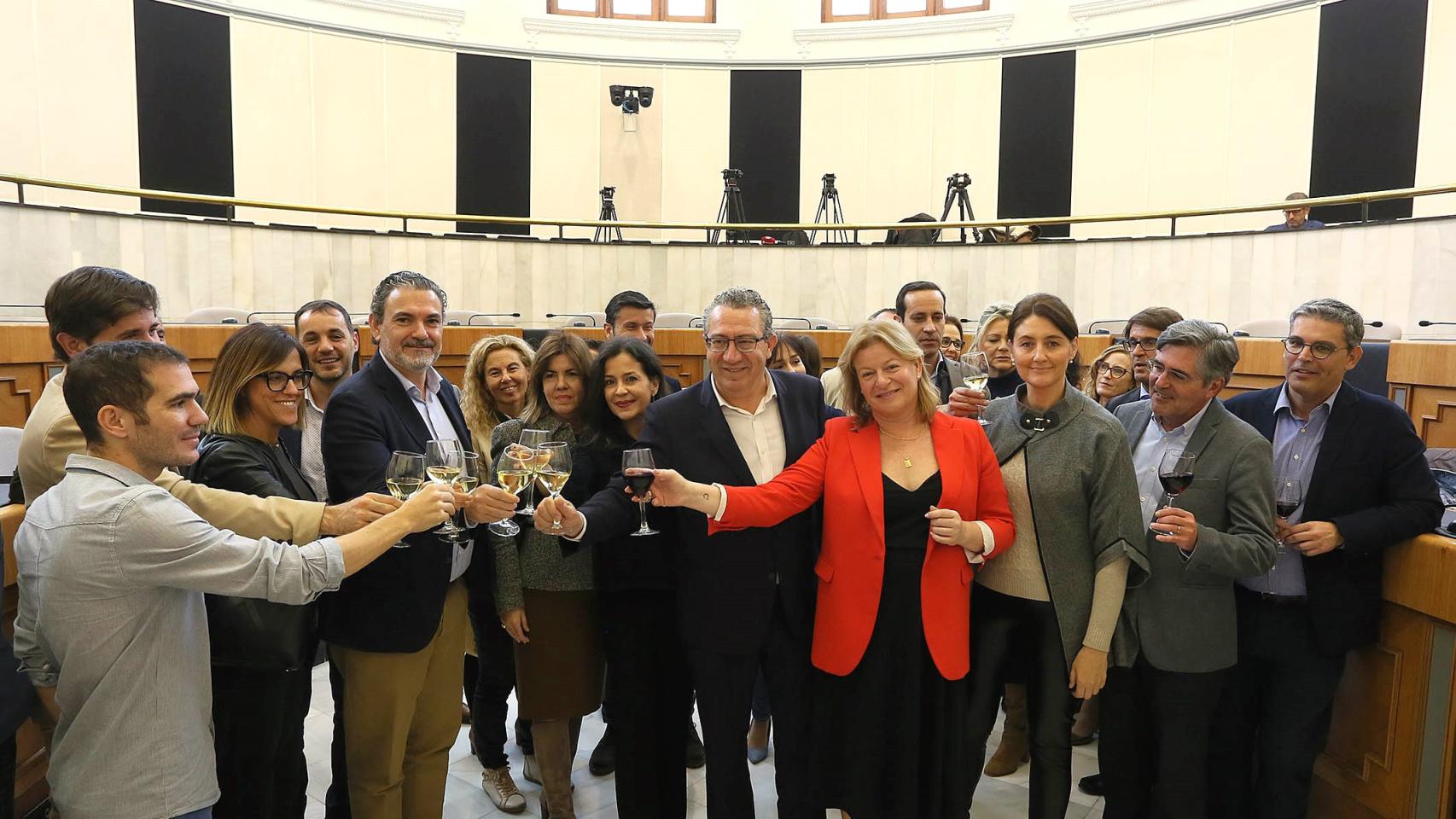 El presidente Toni Pérez con los portavoces y diputados en el brindis de este miércoles.