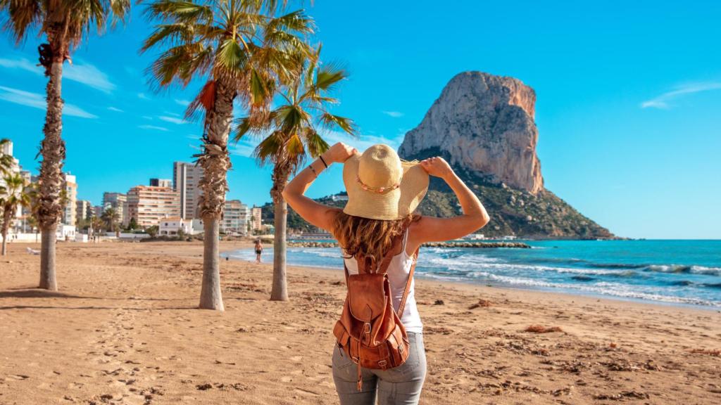 Una turista ante el Peñón Ifach, en Calpe.
